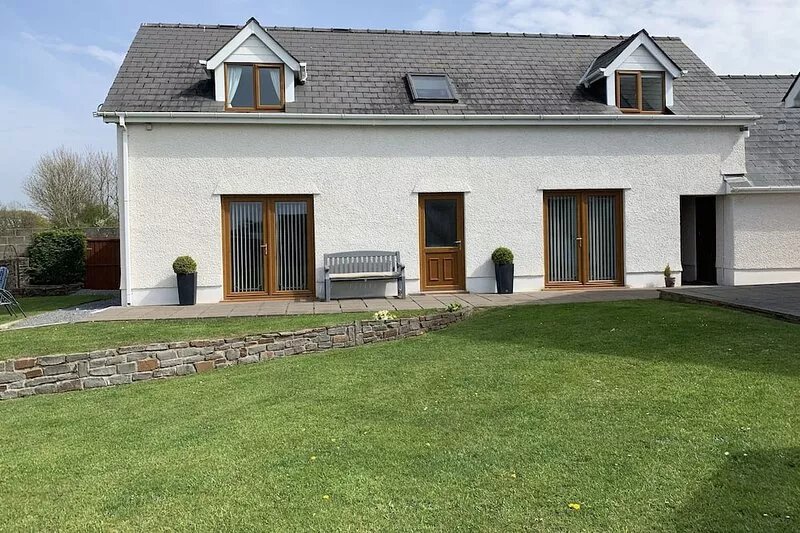 Detached annexe in a pretty village close to Botanical Gardens and Carmarthen