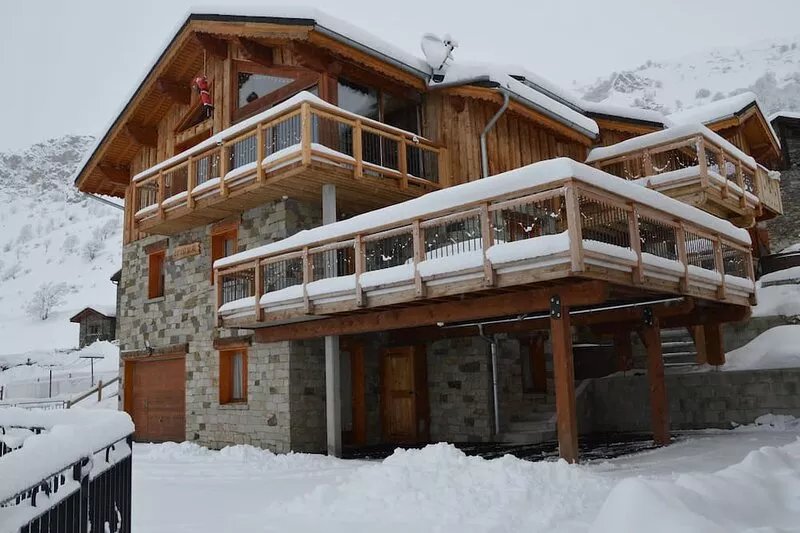 Charming apartment in a mountain chalet near the slopes, Jacuzzi