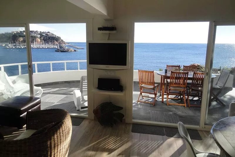 APARTMENT FIRST LINE OF SEA / FEET IN THE WATER