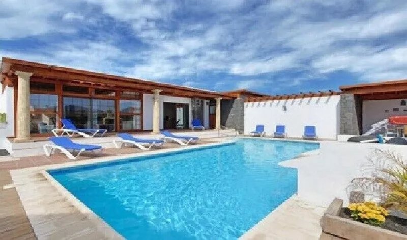 Wonderful detached villa:private solar heated pool, Game room, Basket-ball,