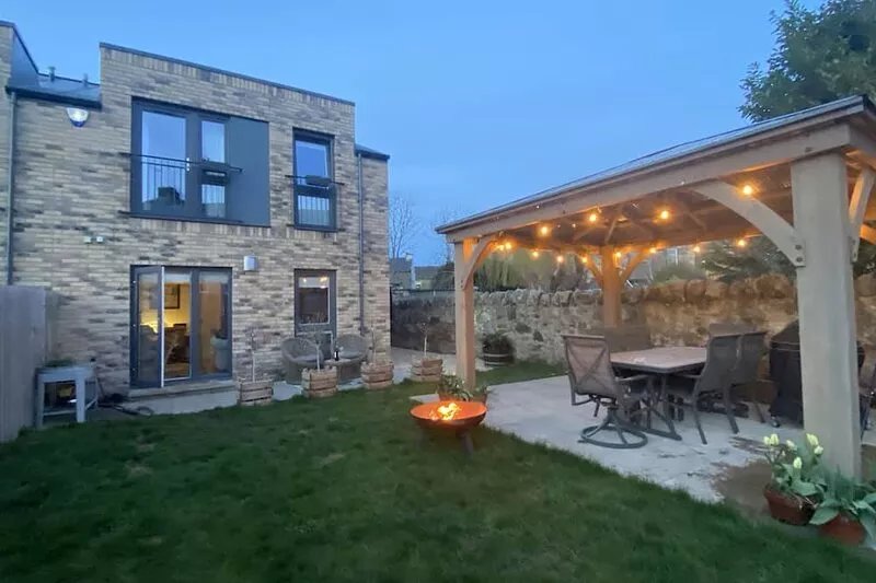Modern Home On Outskirts Of Edinburgh With Excellent Public Transport Links