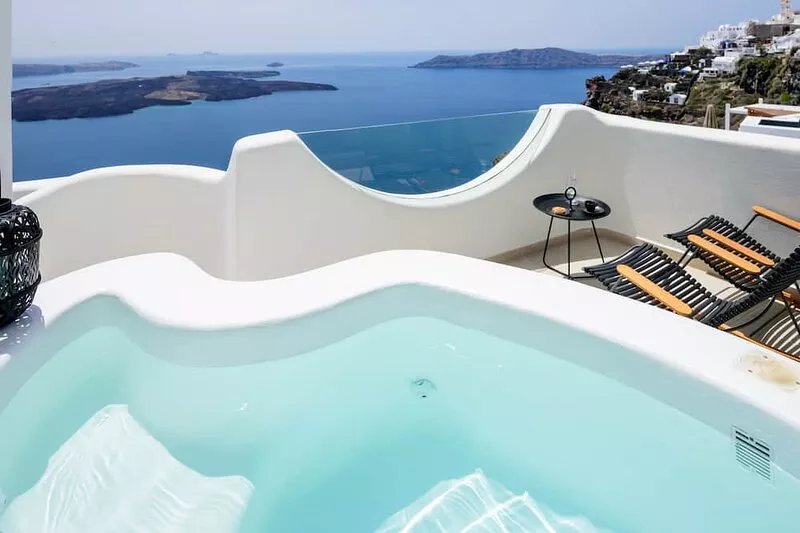 Located at the breathtaking caldera of Imerovigli