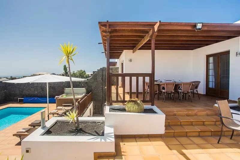 Lovely spacious villa with heated pool, jacuzzi, sea/mountain views, full