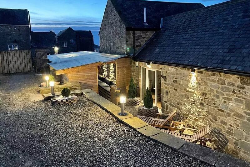 5* Barn Conversion c/w hot tub, sauna, games room, 1/4 acre enclosed games
