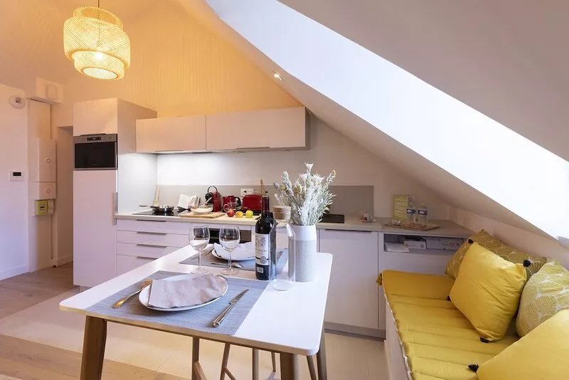 CHARMING, ATYPICAL APARTMENT IN THE HEART OF TOWN