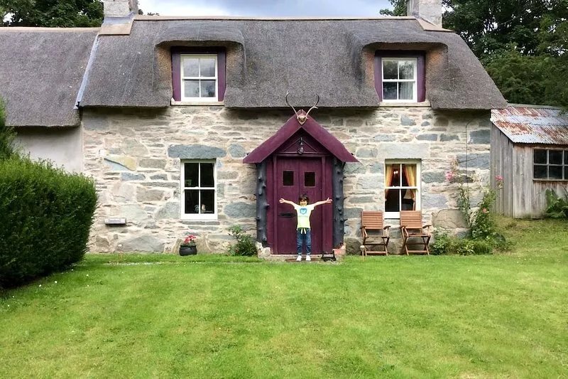 Unique thatched cottage ,restored to highest spec in gorgeous countryside