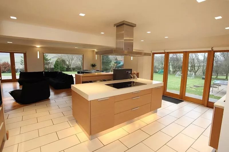 Stunning 6 bedroom 6 bathroom country home with large private indoor heated