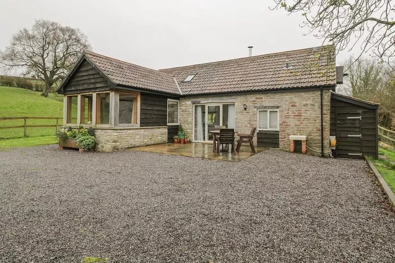 OXBARTON, family friendly, with open fire in Nempnett Thrubwell