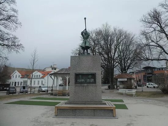 Statuen ''pillarguri''
