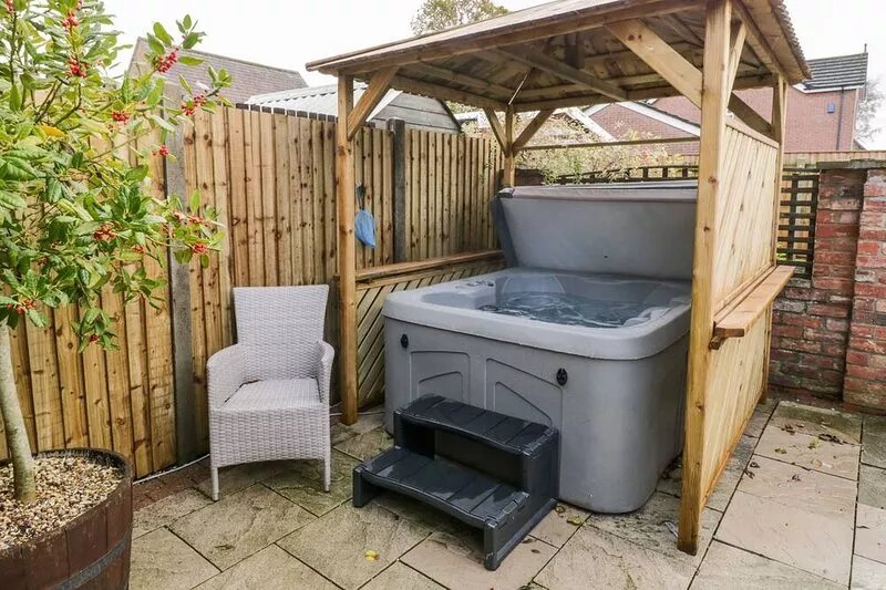 HORSESHOE COTTAGE, pet friendly, with hot tub in South Cave