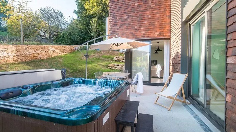 Apartment "Côté Jardin" with private parking and jacuzzi and air conditioning