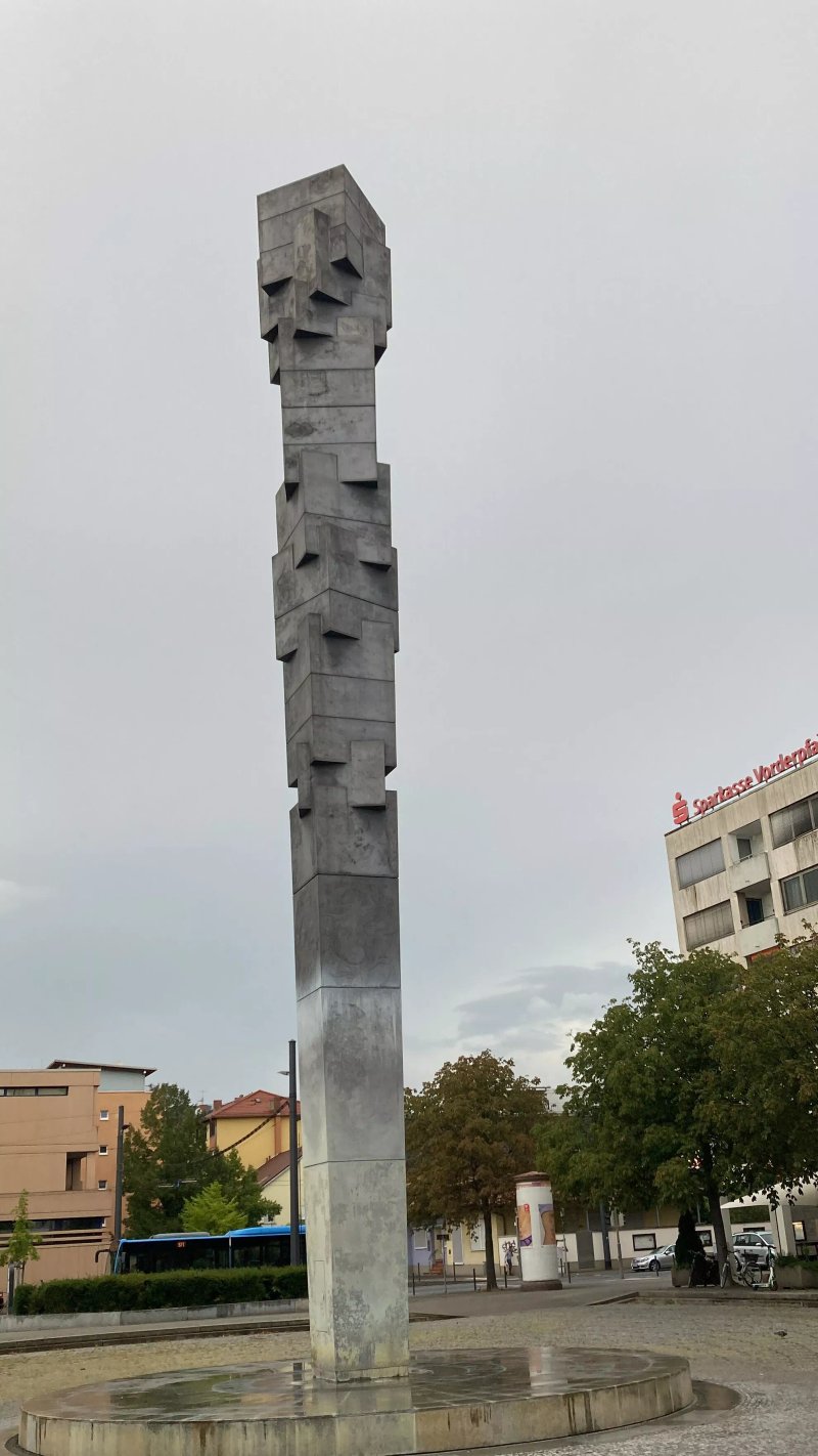 Saule Und Springbrunnen Auf Dem Theaterplatz