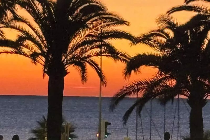 94m2 air-conditioned apartment sea view, swimming pool 3 bedrooms 50m2 terrace