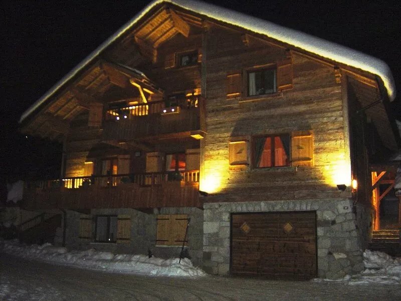 Apartment in chalet, quiet in the summer, on the runs in winter