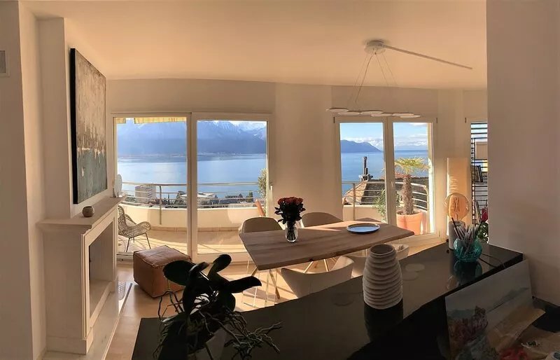Good standing and panoramic view of Lake Leman