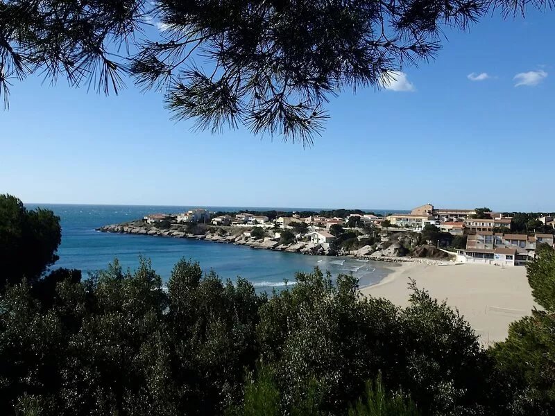 Small house view and seaside, ideal for a family. 2 star ranking