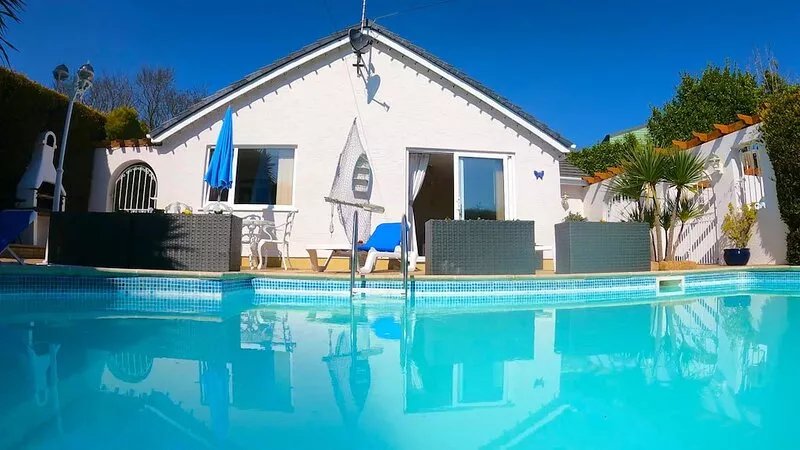 Family bungalow with private pool near Tenby (Free Wifi)