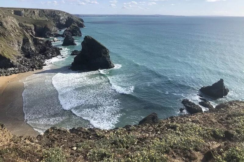 Beautiful hand crafted cottage 5 minutes from sandy beach and rugged coastline!