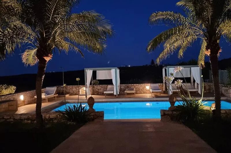 Luxury Villa with pool, located on a prominent hill, a few minutes to the sea.
