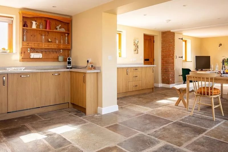 Siskin Barn, Near Stratford-upon-Avon, sleeps 9 guests  in 4 bedrooms