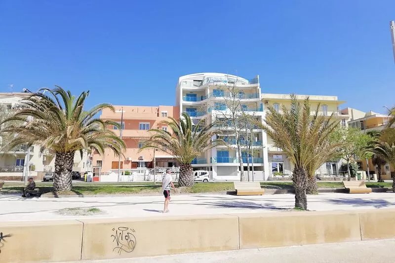 Large apartment 8 places 60m from the beach