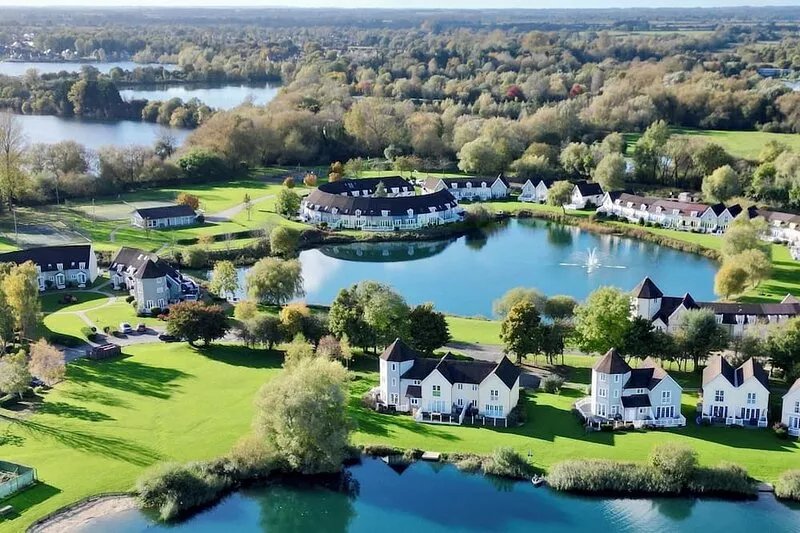 Nyhavn Lakeside Cottage set on Isis Lake in the Cotswold Lakes - Pet Friendly