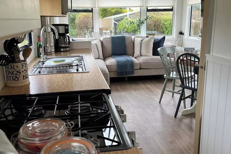 Apple Pippin, shepherds hut style, sleeps 4, private garden, walk to pubs & more