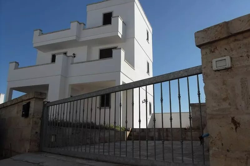 Gorgeous villa Gallipoli area with Jacuzzi, sea view and garden.