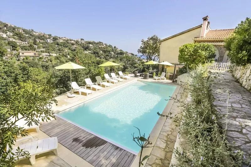 Villa with heated pool and land of 20 acres
