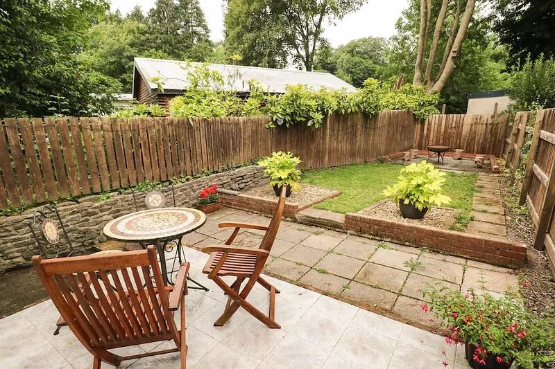 MEWS COTTAGE, family friendly, with a garden in Laugharne