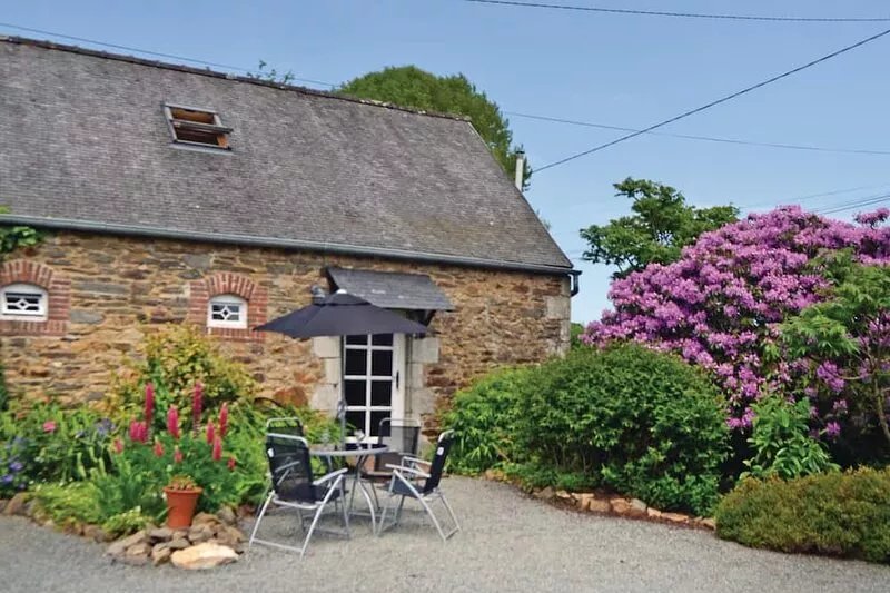 Awesome home in Callac de Bretagne with jacuzzi