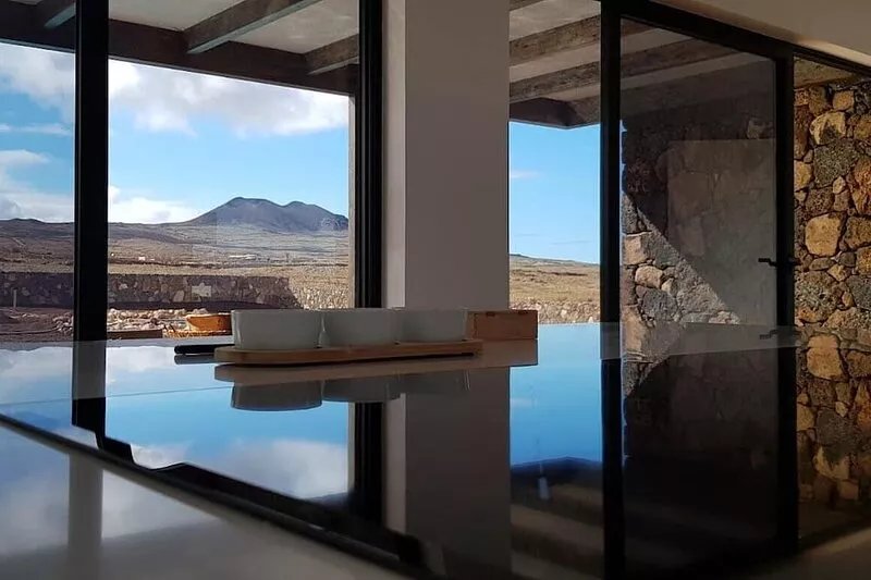 CasaRaphaël: volcano view, air conditioning/heating, heated pool, 2km Lajares