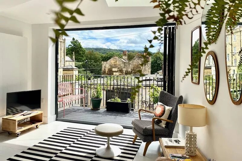 Luxury mews house with balcony & parking in the centre of Bath