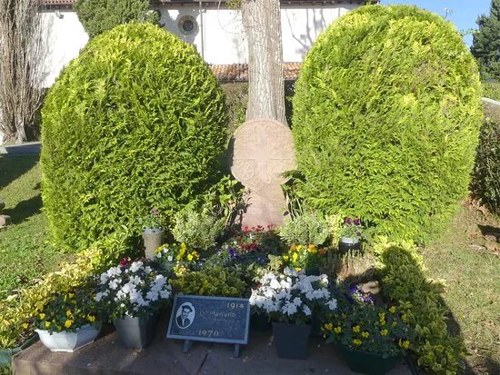Tombe De Luis Mariano