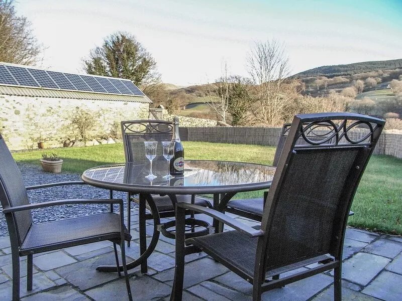 Y BWYTHYN AT HENFAES, family friendly, with open fire in Rhydymain