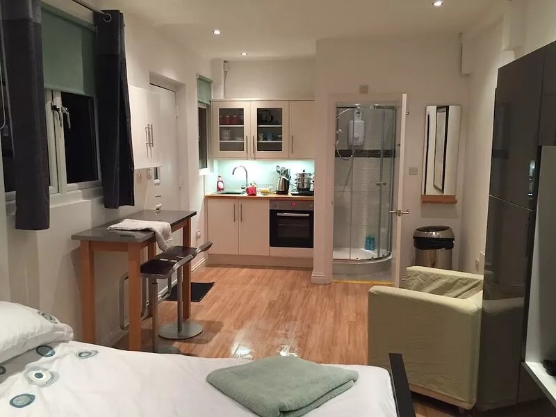 Private Beautiful brand new self contained garden studio