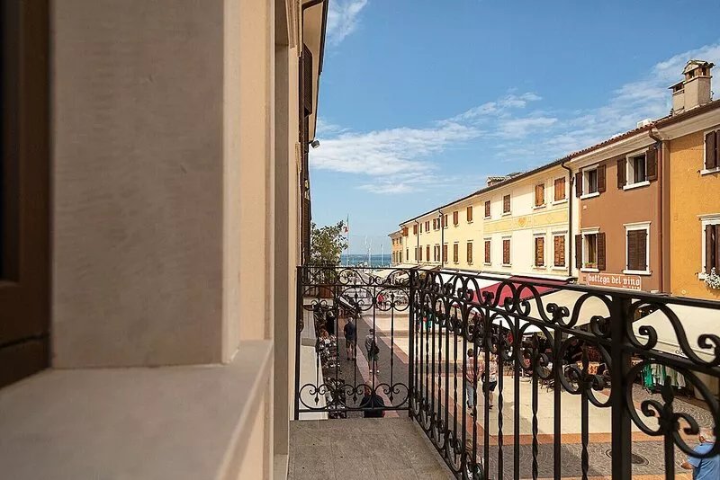 Regarda - Baur Suite 1 design room in the centre of Bardolino