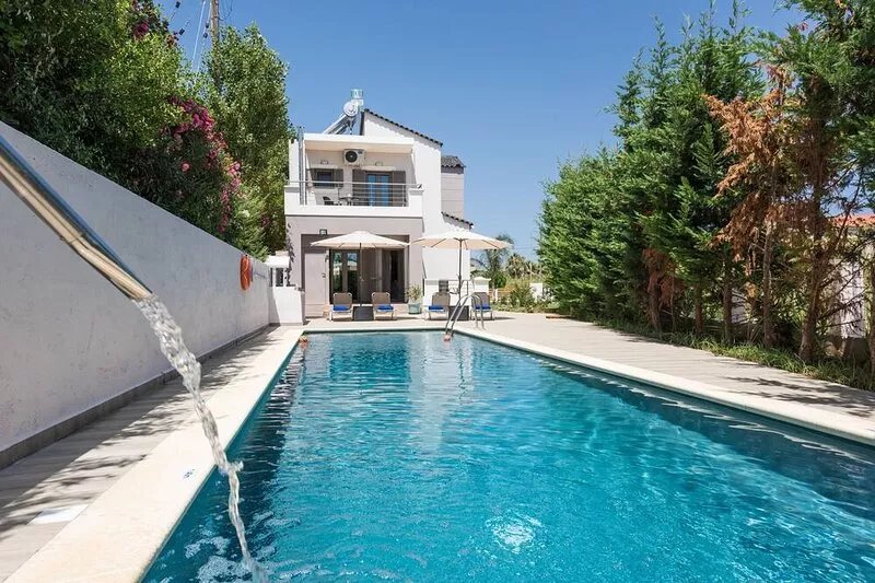 A new villa with private pool, 350m from the beach and close to all amenities