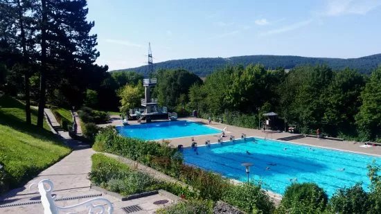 Terrassenschwimmbad