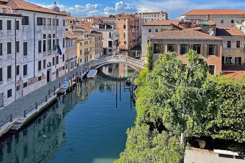Castello 2 Bedroom Apartment with Amazing Canal View