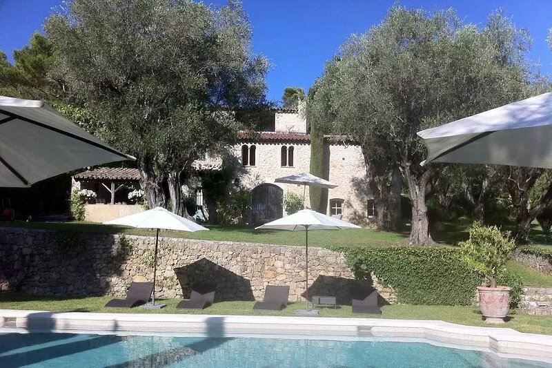 Authentic old provençal "mas" restored with style and charm in the heart of a