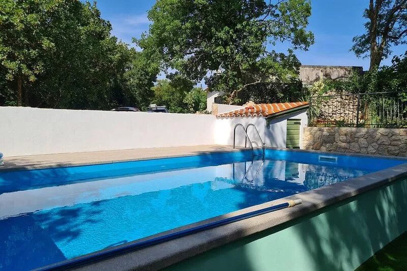 Kids friendly house with large private, fenced garden, pool, 1km beach