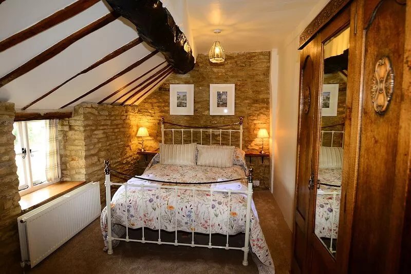Characterful 16th Century Cottage, off street parking, 2 Min Walk to Village!