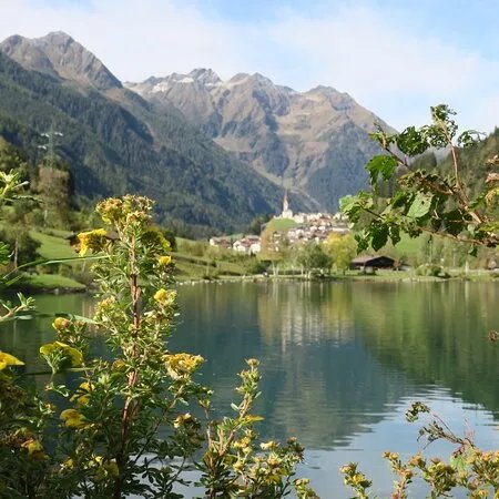 Sentiero circolare intorno al lago artificiale di Selva dei Molini