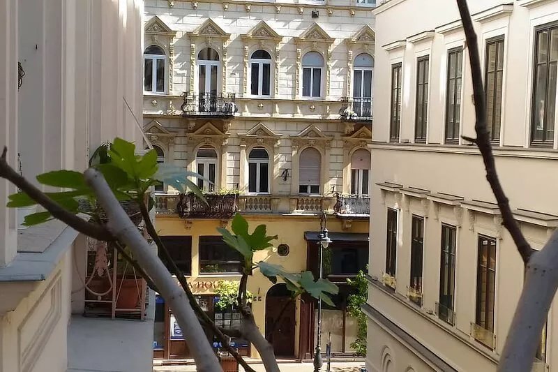3 bedroom 2 bathrooms & balcony suite in OLD JEWISH quarter at Opera with 2 AC