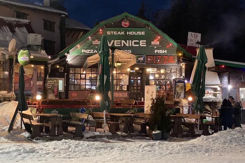 Family friendly stunning ski chalet, 4 bedrooms, 3 bathrooms, Hot Tub, free Wifi
