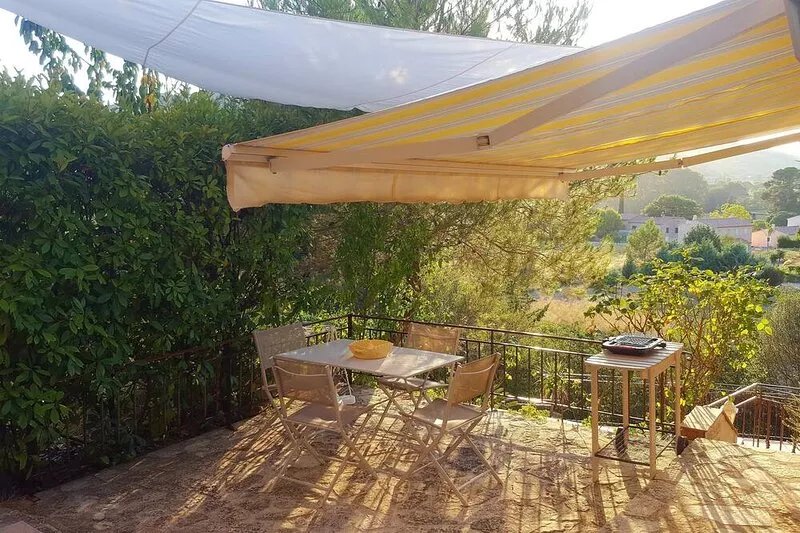 Charming air-conditioned studio with swimming pool for 2 people