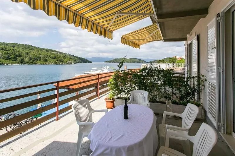 Bura Two Bedroom Apartment with Terrace and Sea View