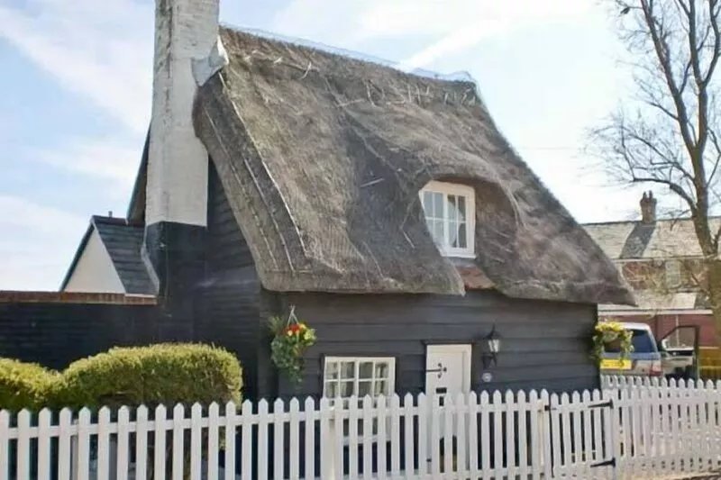 LITTLE THATCH, pet friendly, with a garden in Walton-On-The-Naze