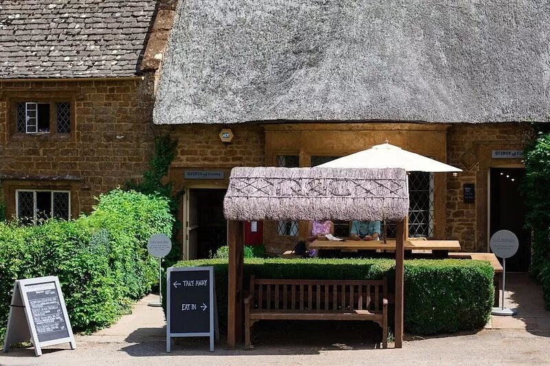 Thatch on the Green - Beautiful cottage near Soho Farmhouse. Pet friendly.
